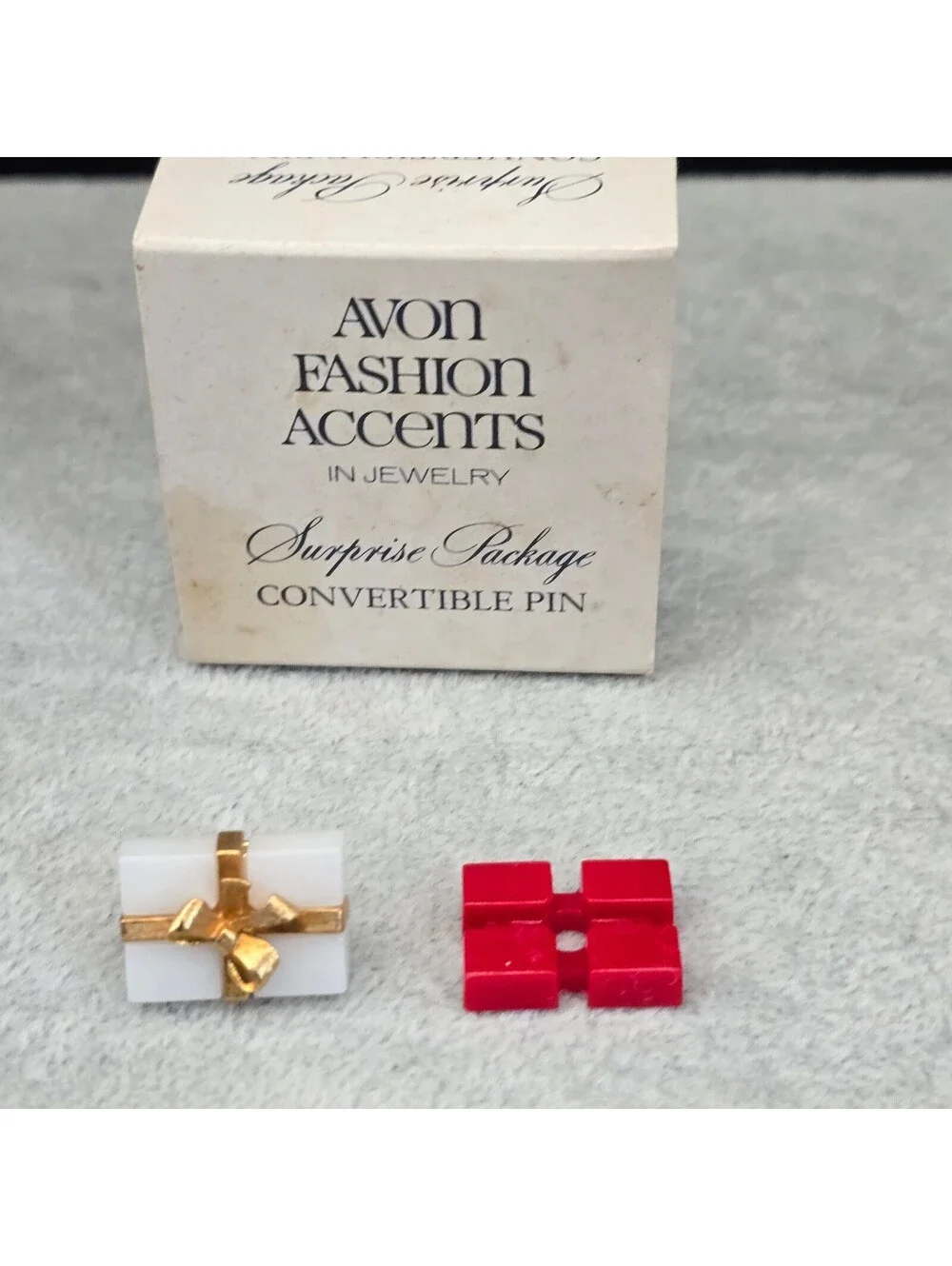 Vintage 1979 Avon Surprise Package Convertible Tack Pin Christmas Gift Box Set